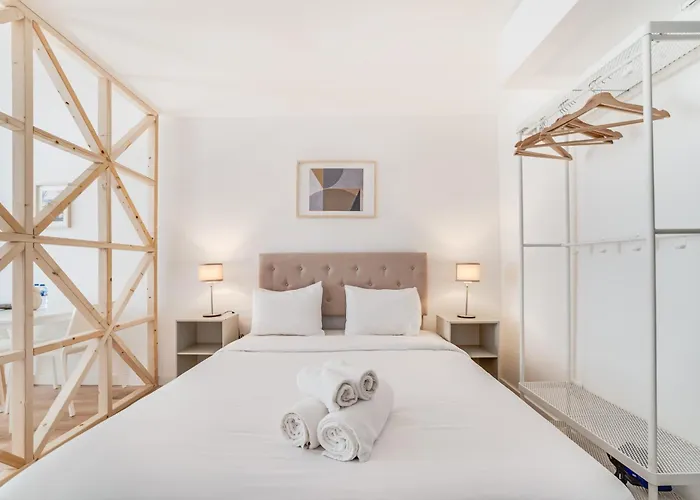 By The River - Alcantara Apartman *