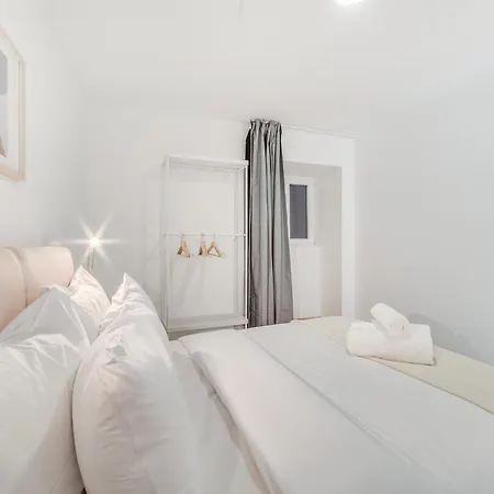 By The River - Alcantara Appartement